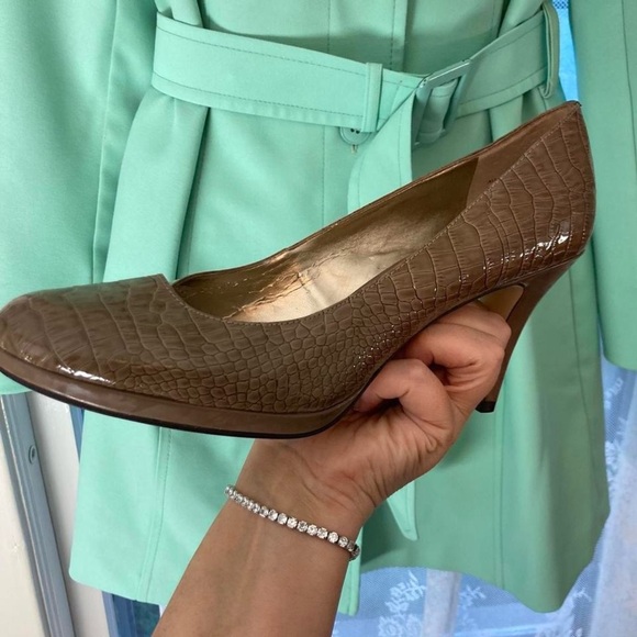 Anne Klein Tan crocodile embossed faux leather heels with a 2" heel 10 - Picture 4 of 6